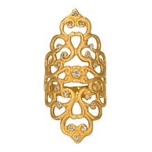 Anillo con diseño floral y diamantes