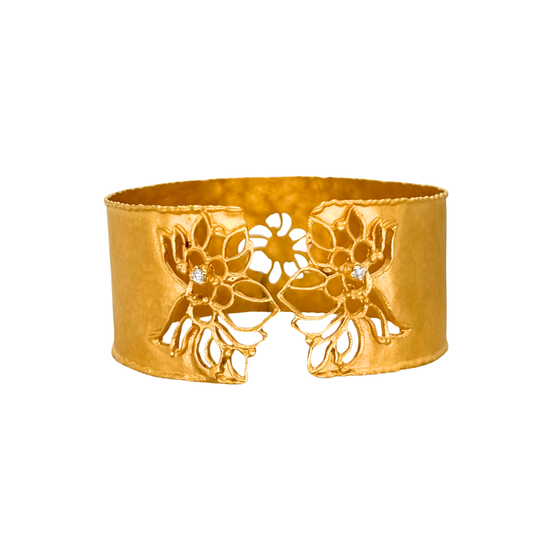 Cuff con diseño floral y diamantes