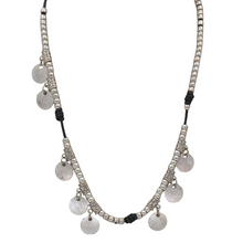 Collar largo con cuentas y medallas