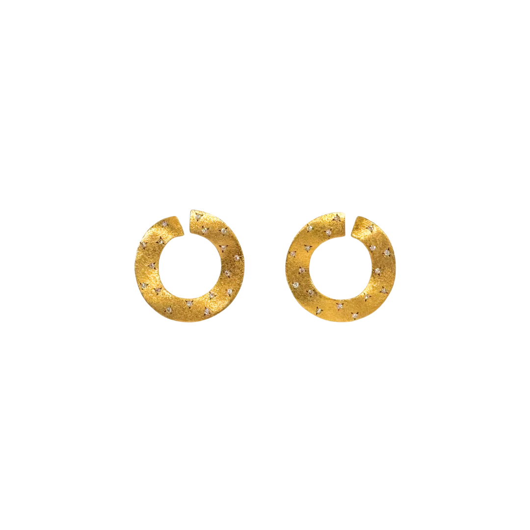 Aretes cortos con relieve y diamantes