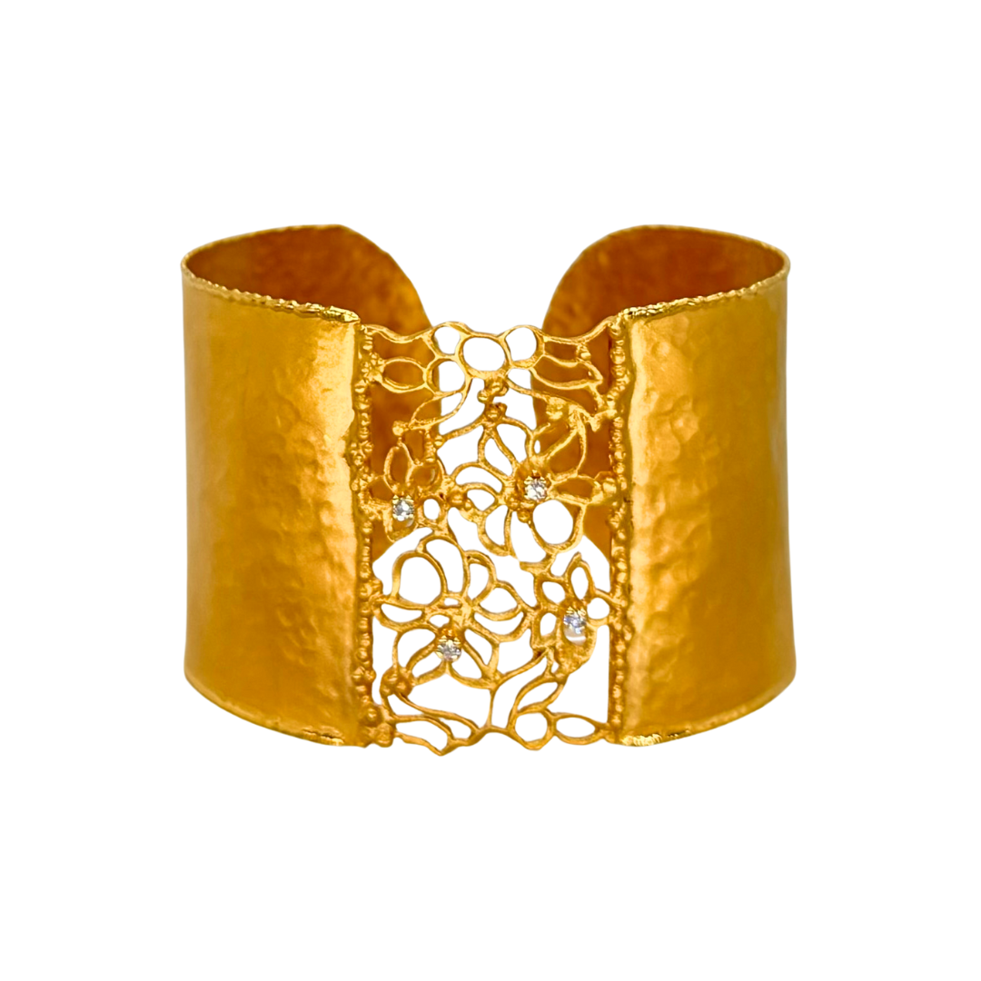 Cuff con diseño floral y diamantes