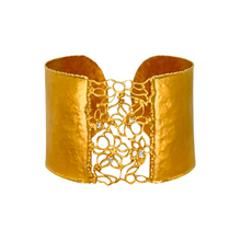 Cuff con diseño floral y diamantes
