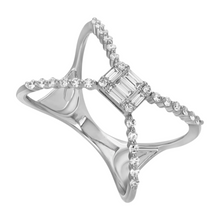 Anillo estilo cruzado con centro de baguettes