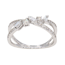 Anillo cruzado con baguettes