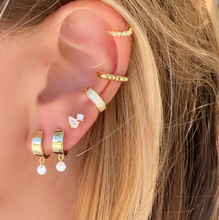 Huggies con dangling naked circonia