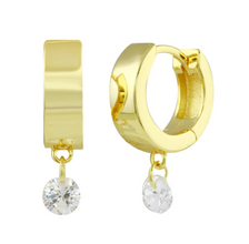 Huggies con dangling naked circonia