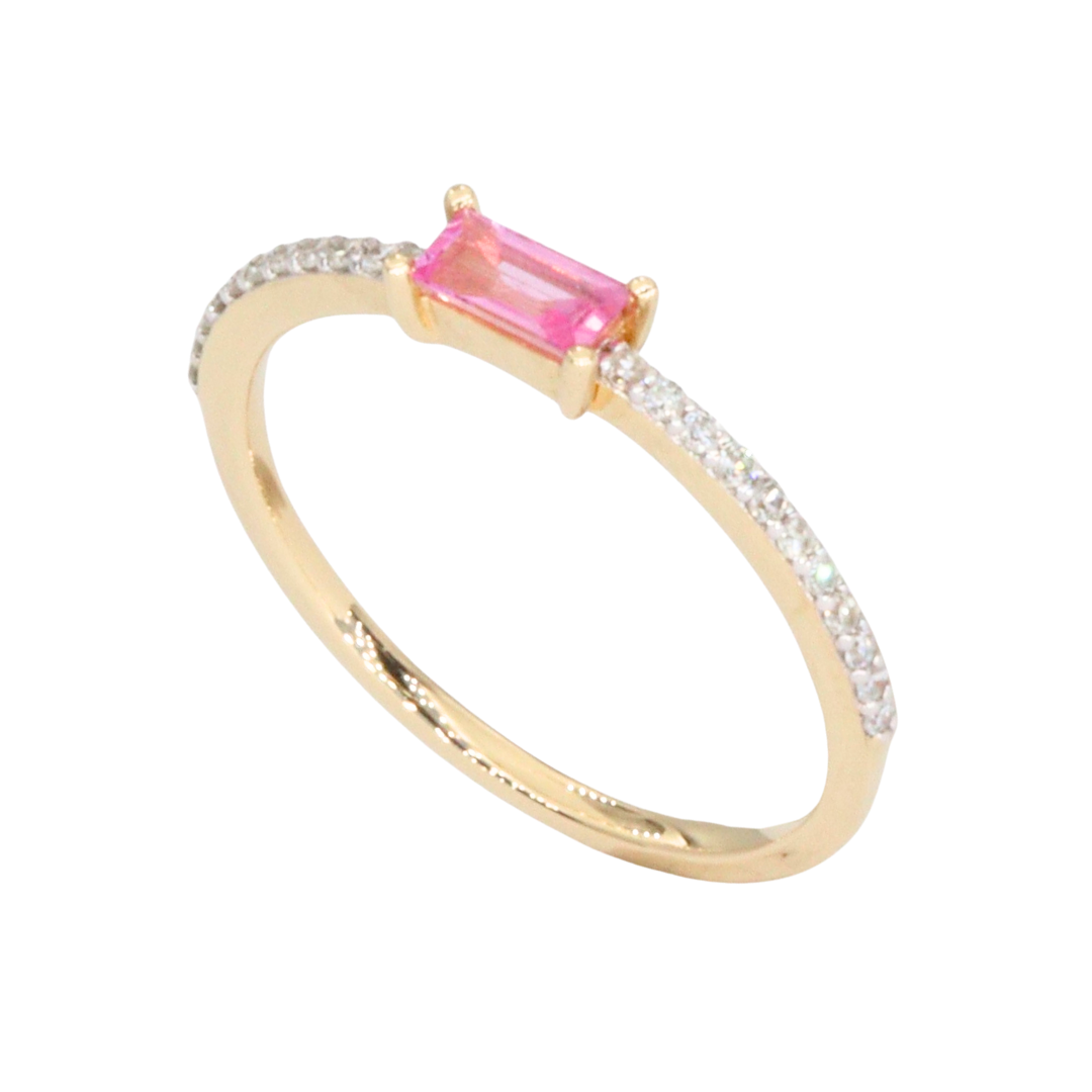 Anillo con baguette central en zafiro rosado y diamantes paveé