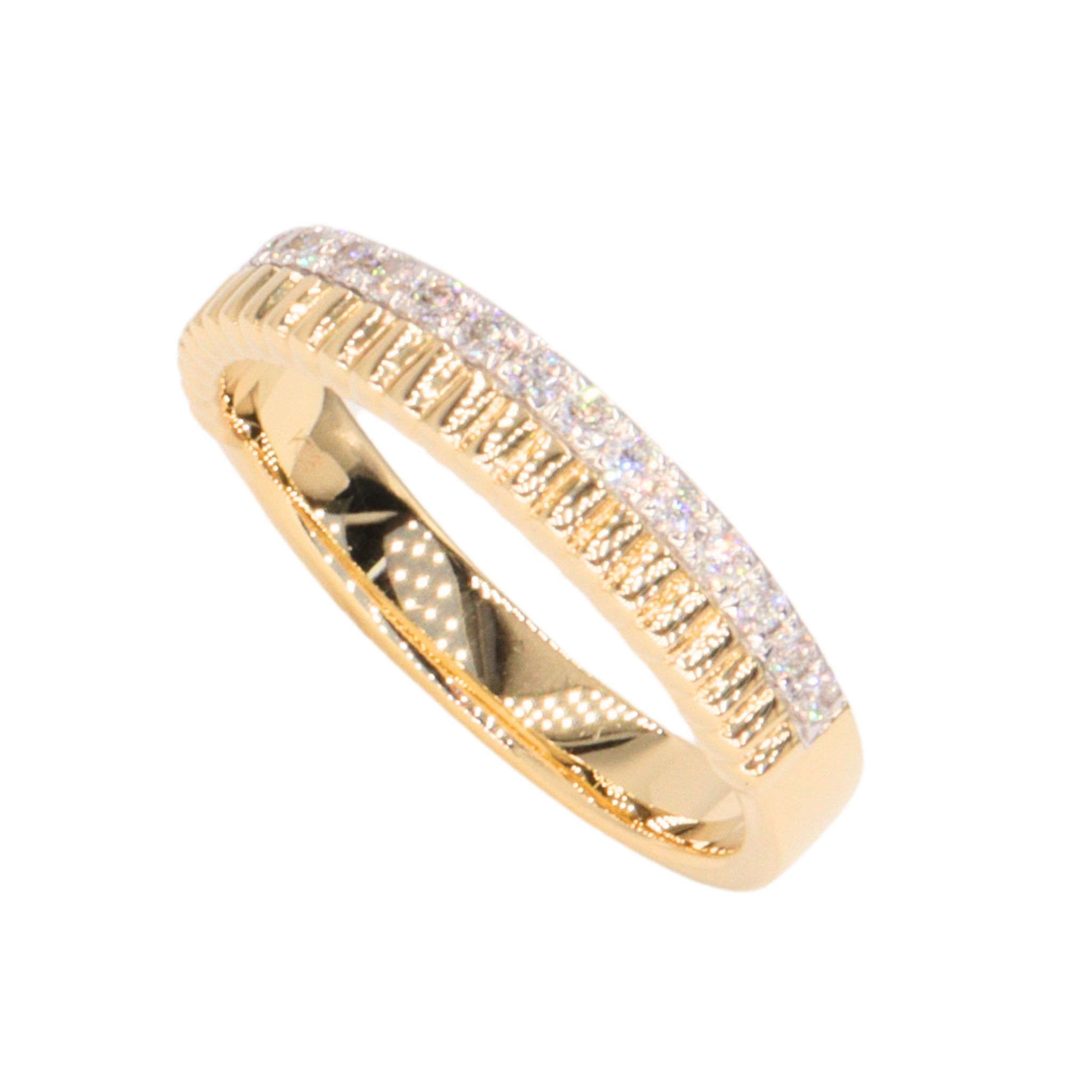 Anillo fluted y diamantes
