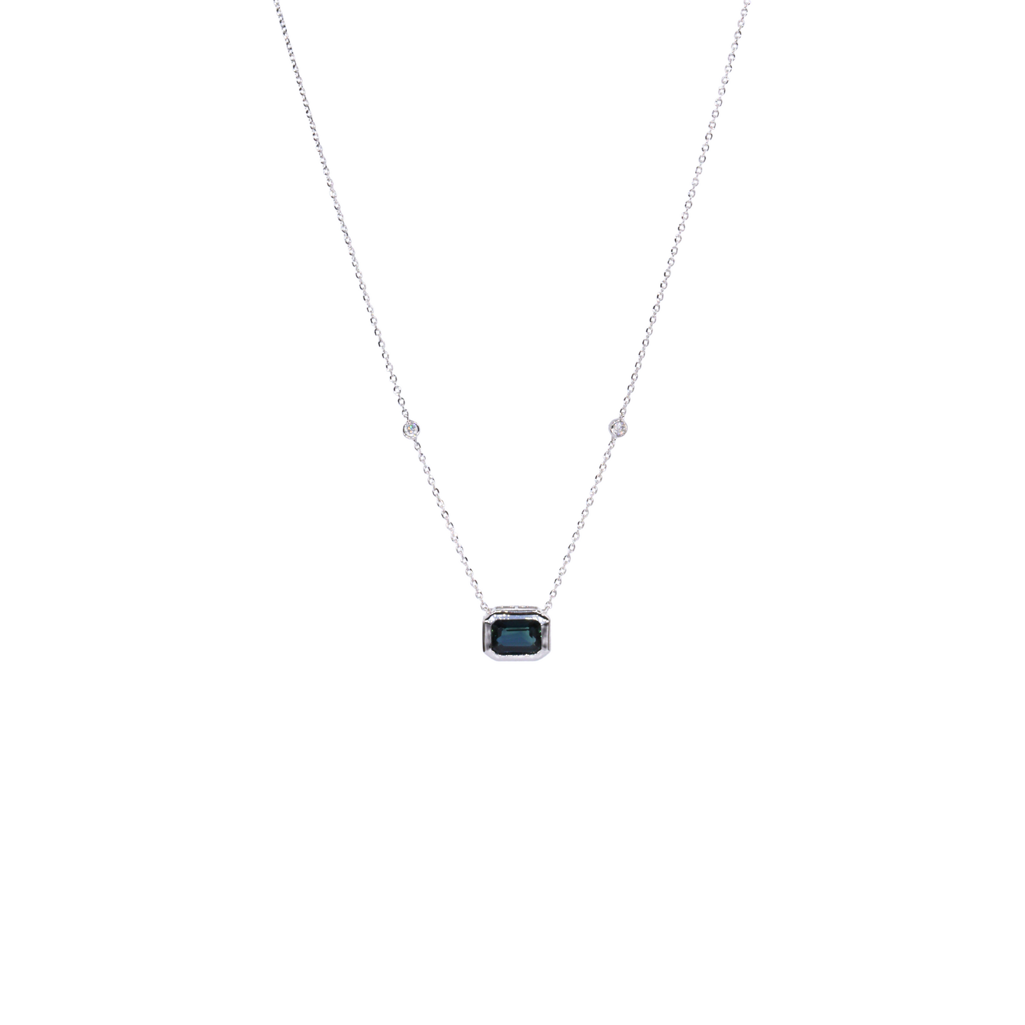 Collar con zafiro en corte emerald