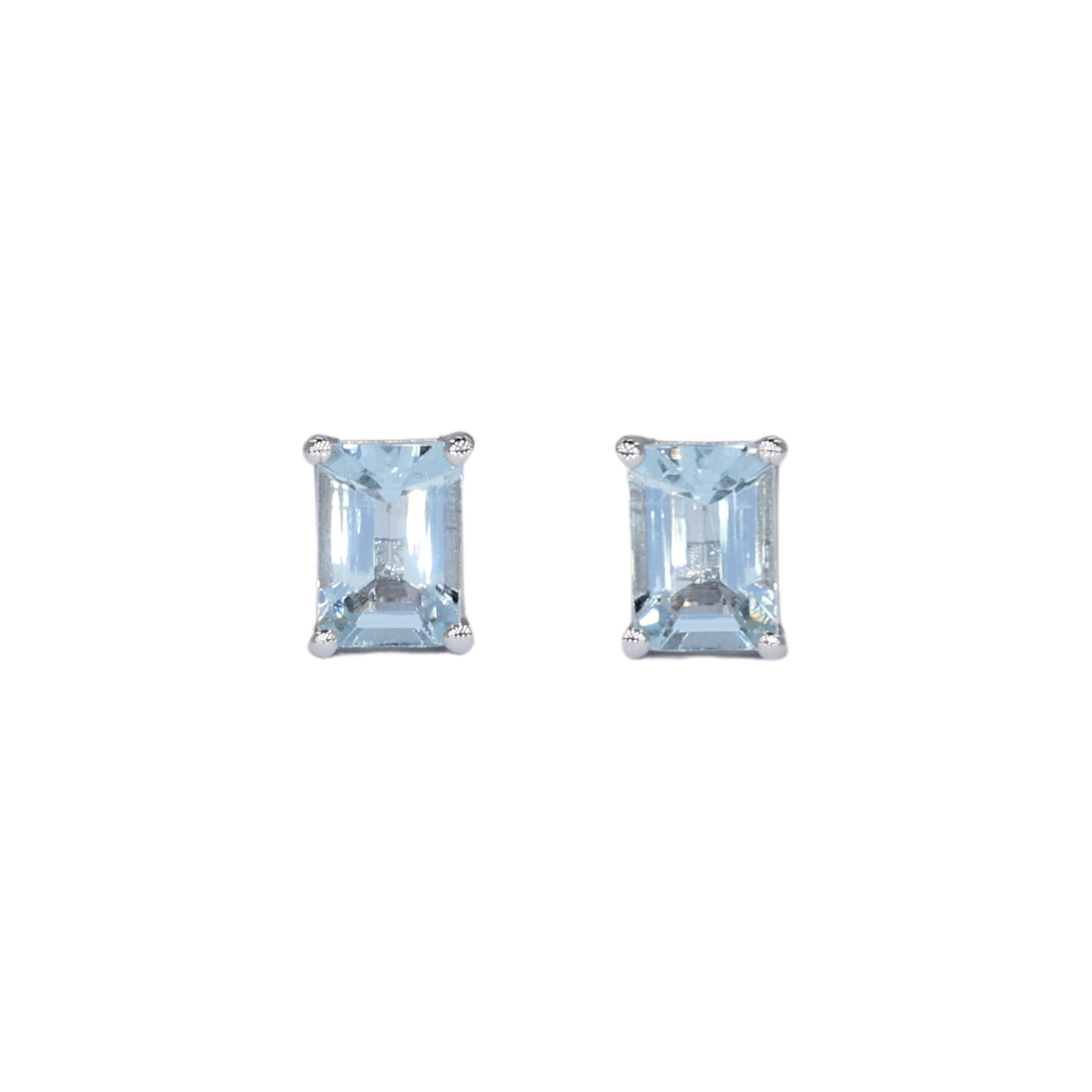 Studs de aguamarina en corte emerald