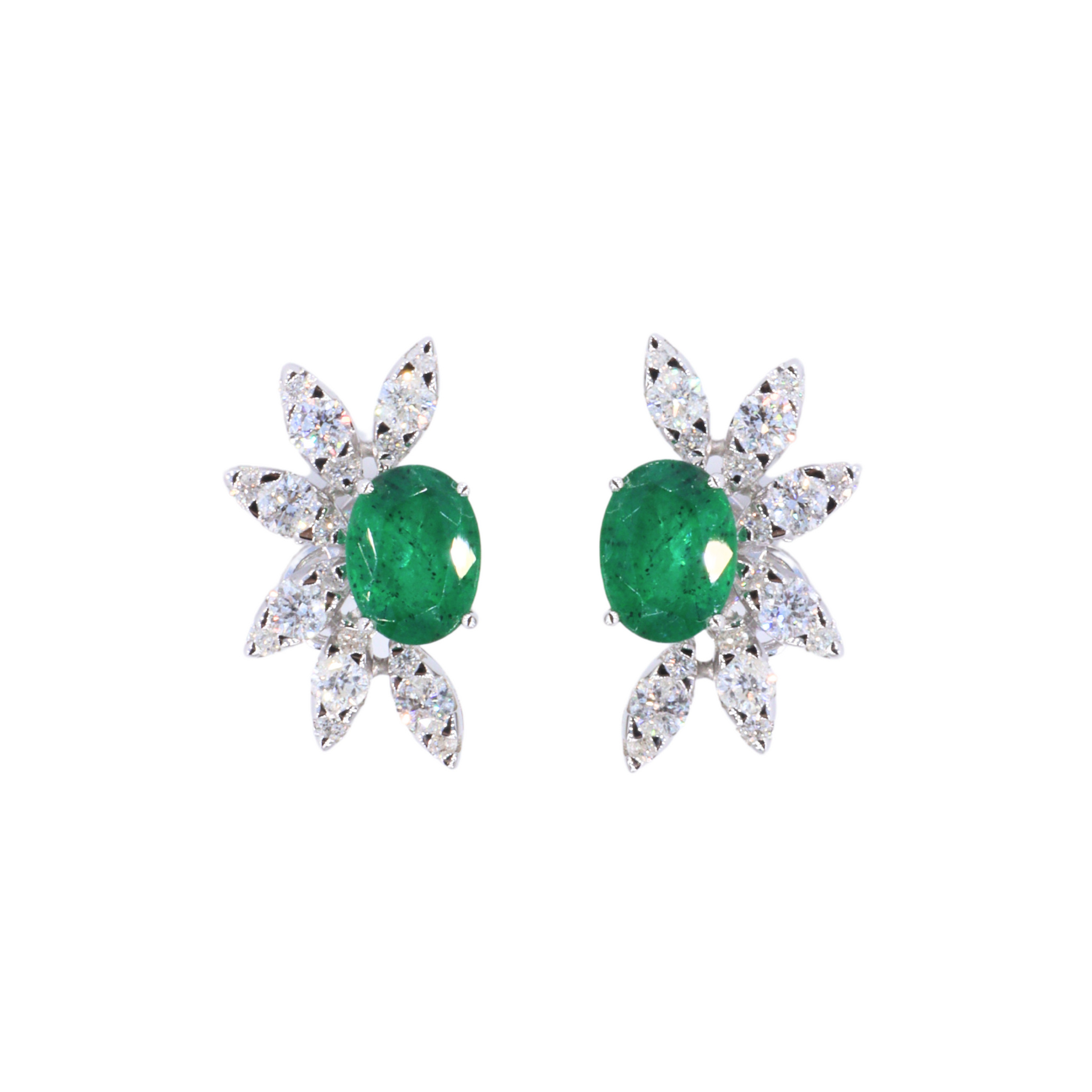 Aretes de esmeraldas y medio halo de diamantes