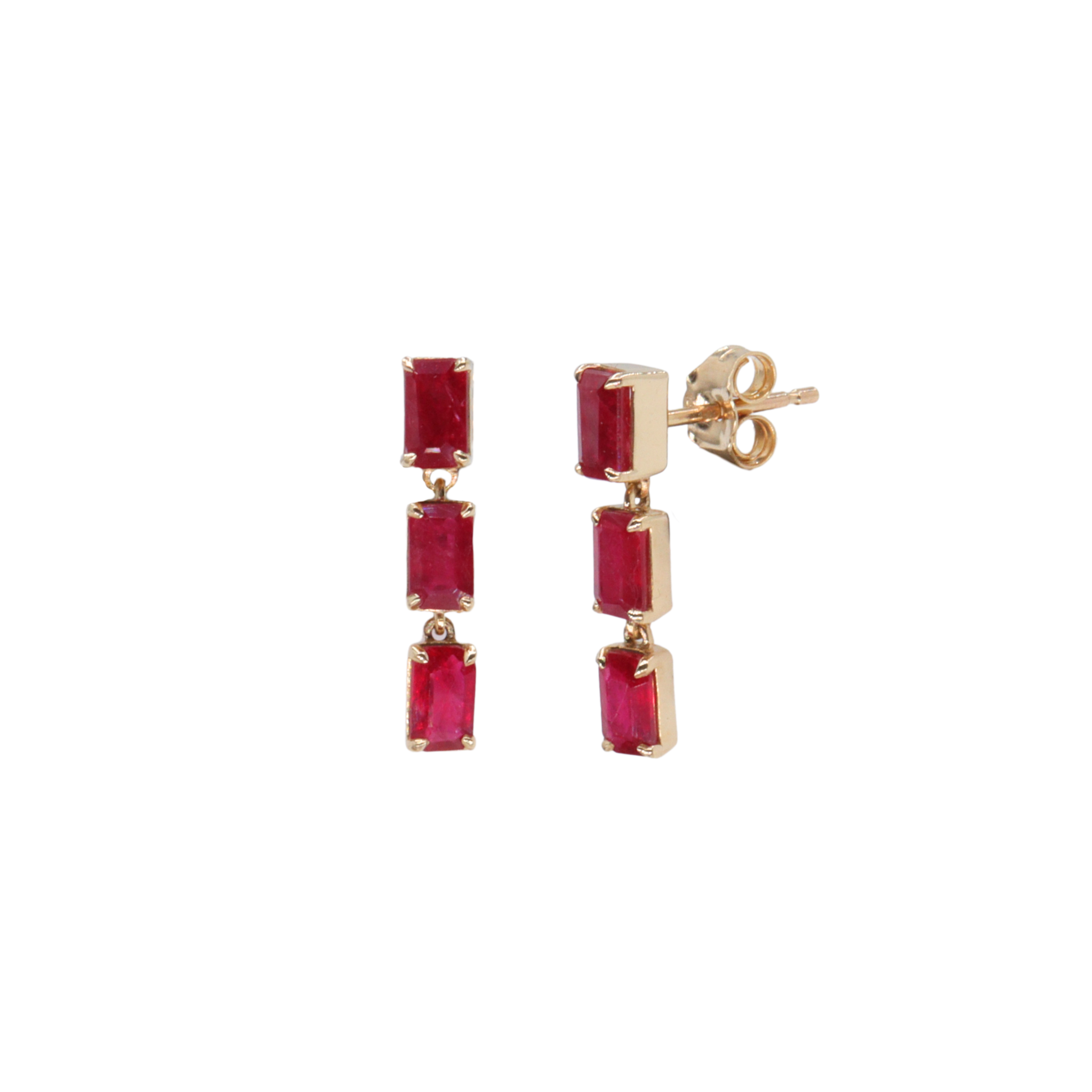 Aretes largos de rubíes en corte emerald graduados