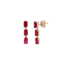 Aretes largos de rubíes en corte emerald graduados