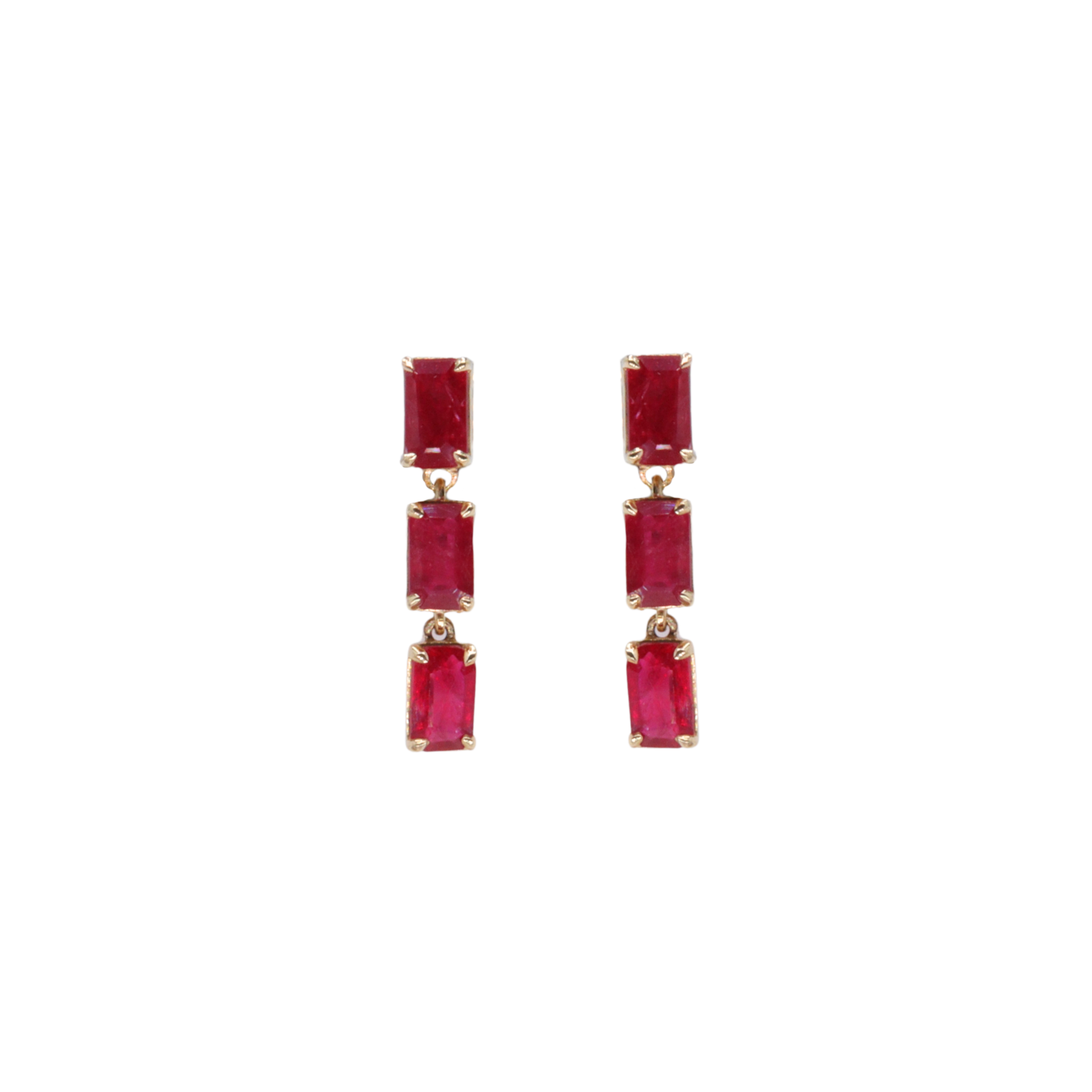 Aretes largos de rubíes en corte emerald graduados