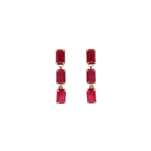 Aretes largos de rubíes en corte emerald graduados