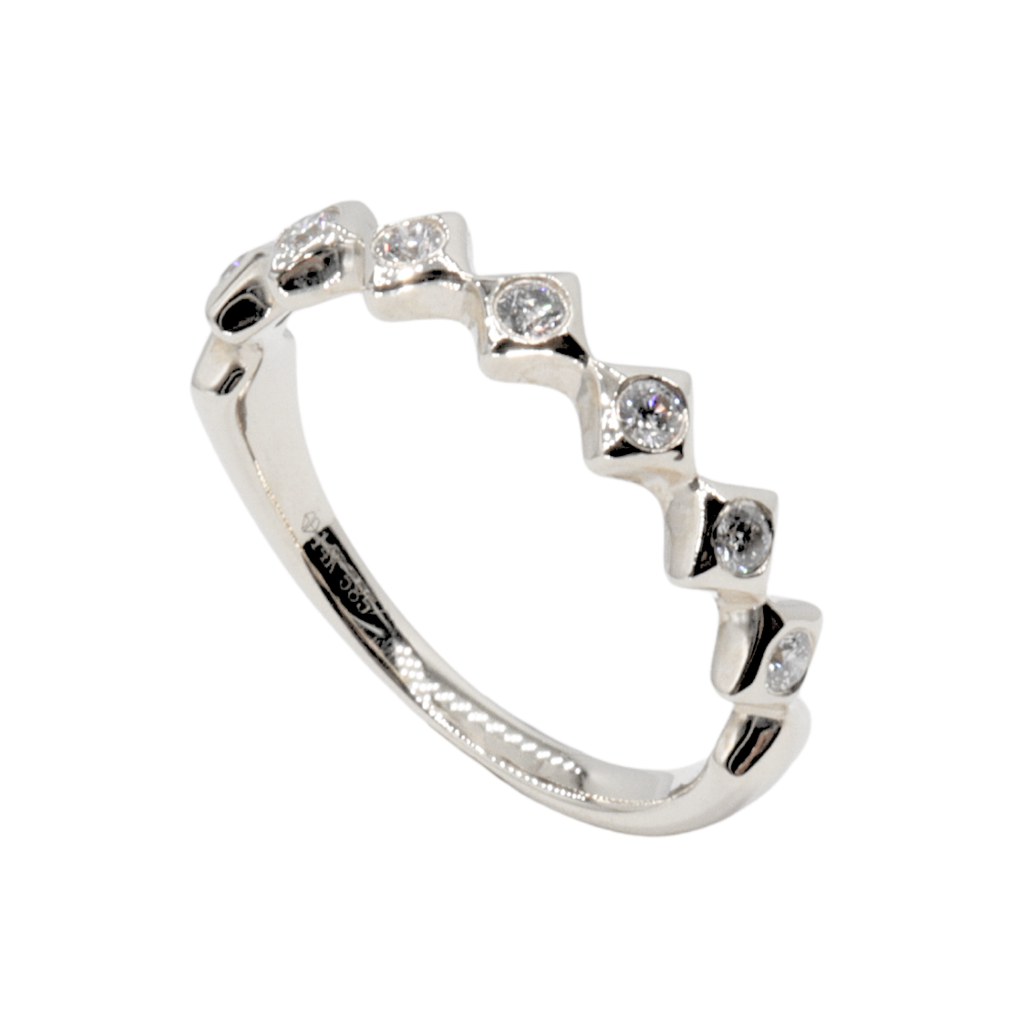 Anillo con rombos y diamantes incrustados