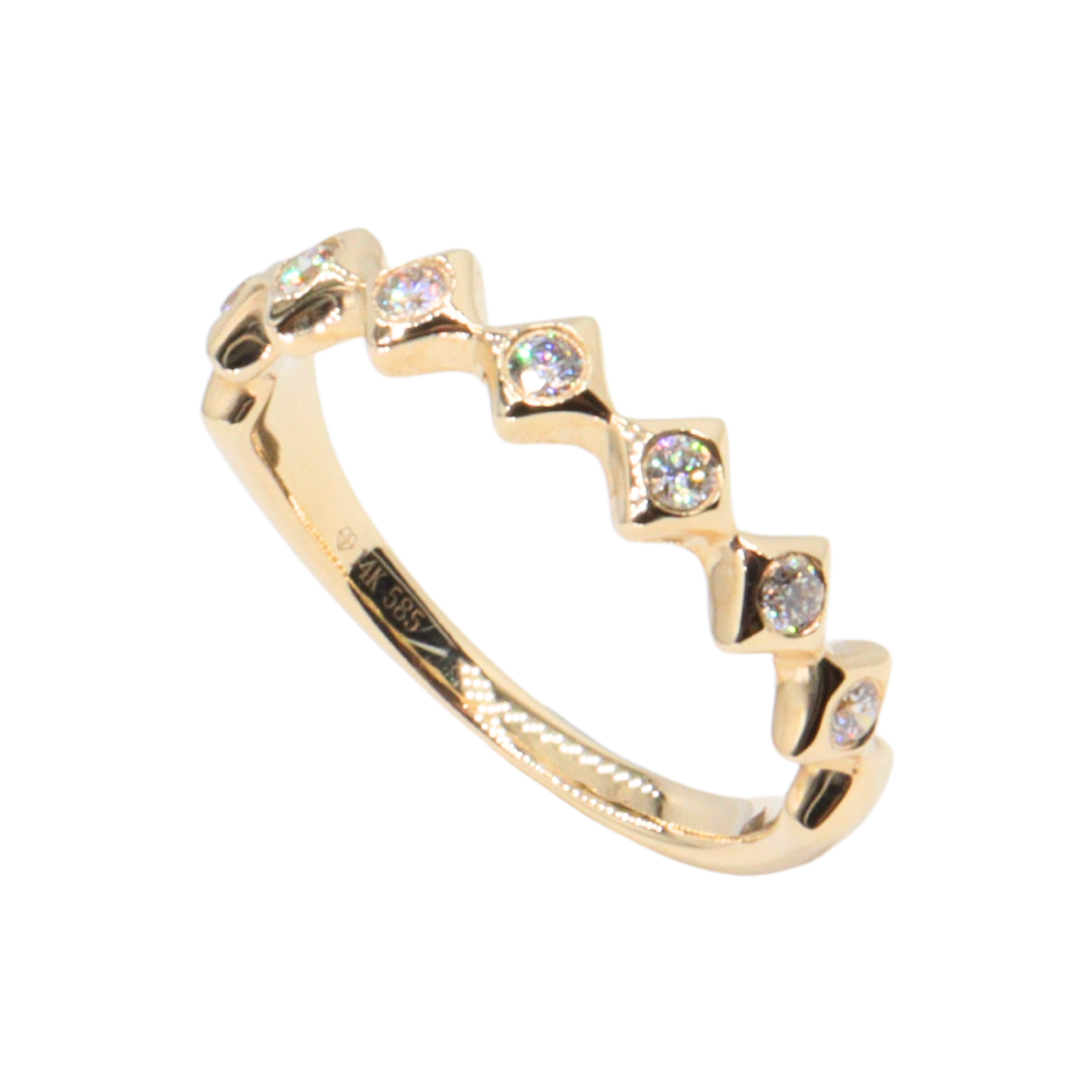 Anillo con rombos y diamantes incrustados