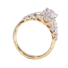 Anillo de compromiso con diamantes LAB graduados