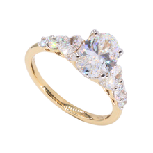 Anillo de compromiso con diamantes LAB graduados