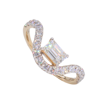 Anillo wavy con emerald cut central, diamantes LAB