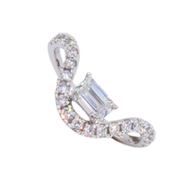 Anillo wavy con emerald cut central, diamantes LAB