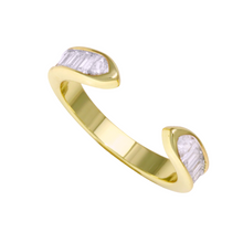 Anillo claw con baguettes de circonia