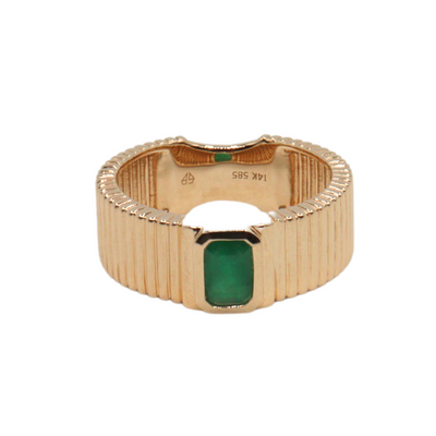 Anillo fluted de oro amarillo 14k con esmeralda 0.48CT