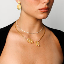 Collar rígido con diseño de hojas