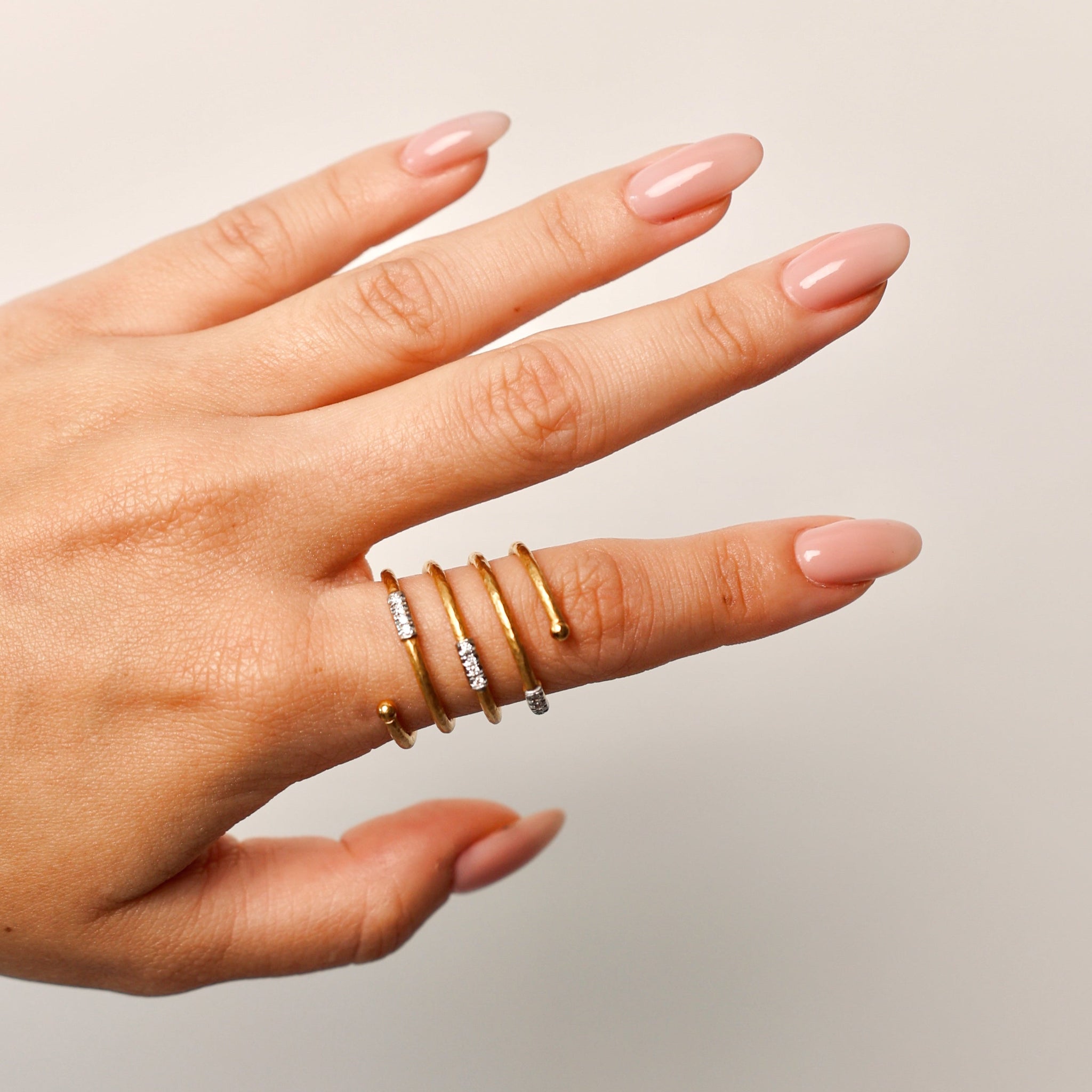 Anillo espiral en oro amarillo 14k con diamantes 0.12CTD