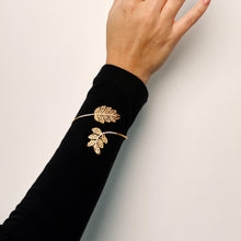 Cuff con diseño de hojas