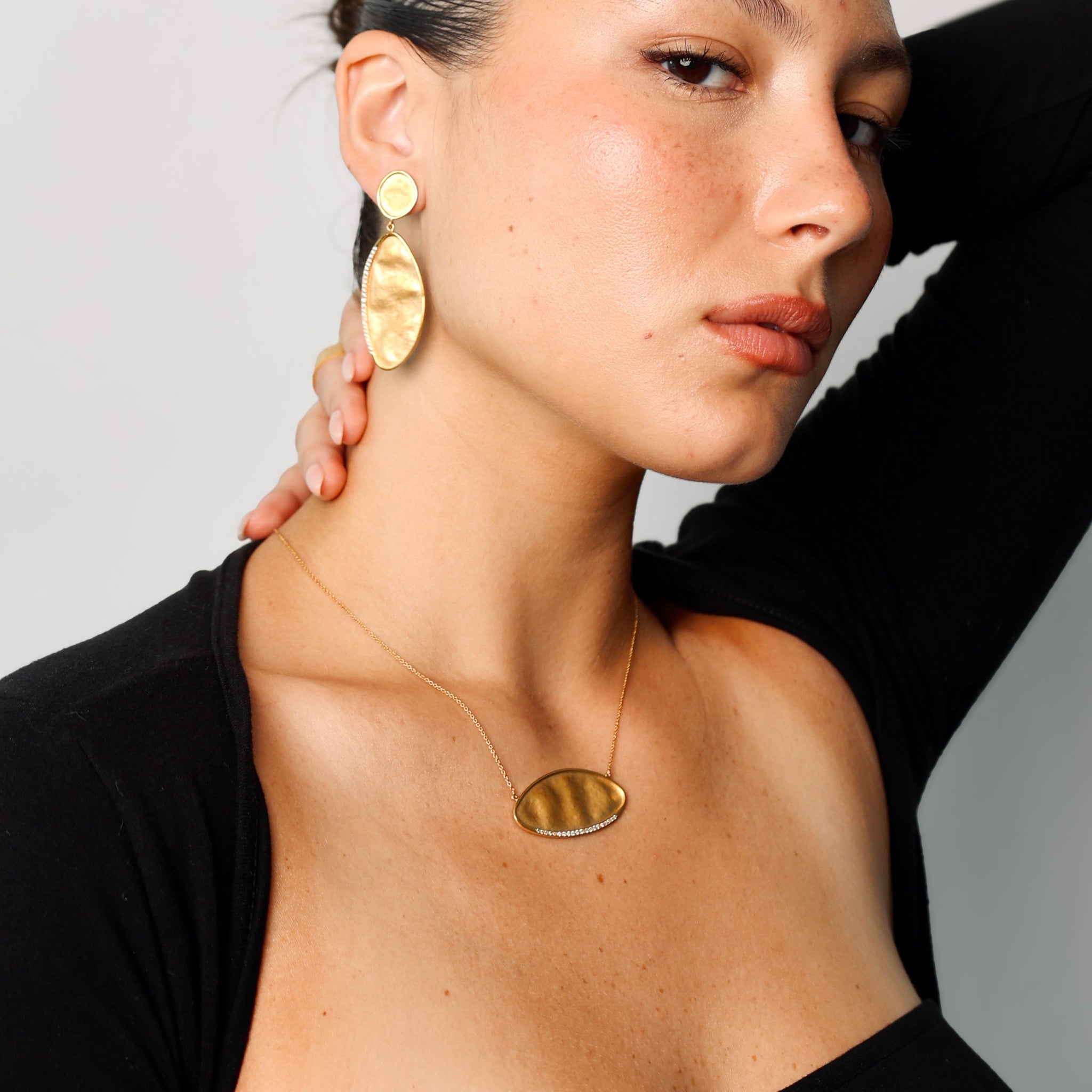 Collar con dije ovalado y diamantes
