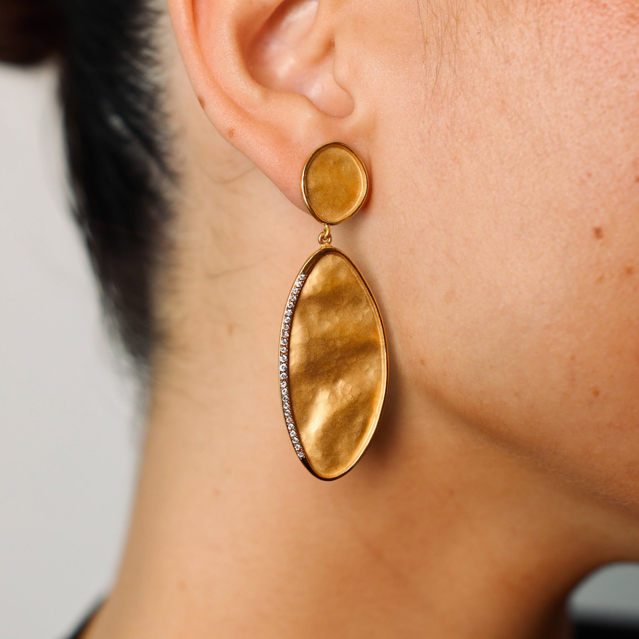 Aretes con óvalos colgantes con diamantes