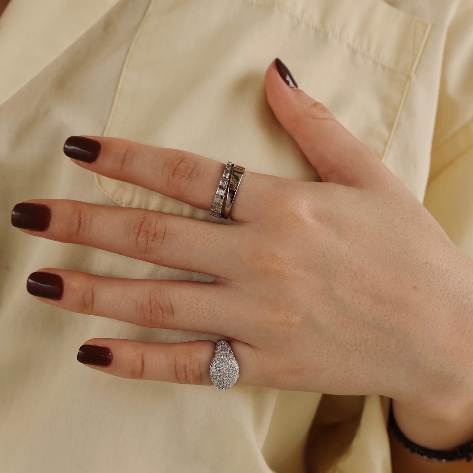 Anillo estilo claw con baguettes y plain