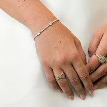 Anillo estilo cruzado con centro de baguettes