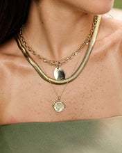 Collar con medalla griega