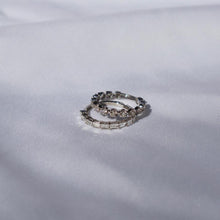 Anillo half eternity con diamantes en corte baguette