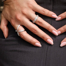 Anillo estilo claw cruzado con circonias