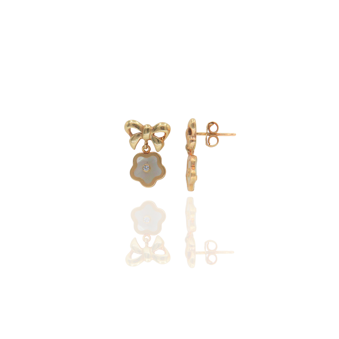 Aretes de oro amarillo 14k con forma de lazos y flores en Madreperla