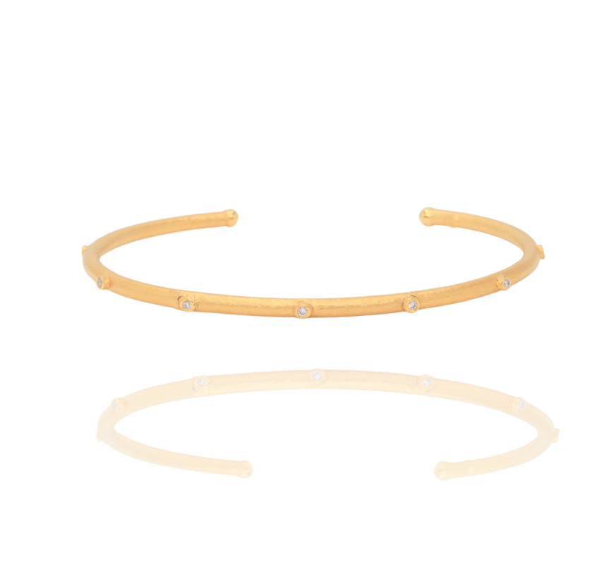 Pulsera satinada en oro amarillo 14k  de la línea MARIKA con detalles en diamantes 0.13CTS
